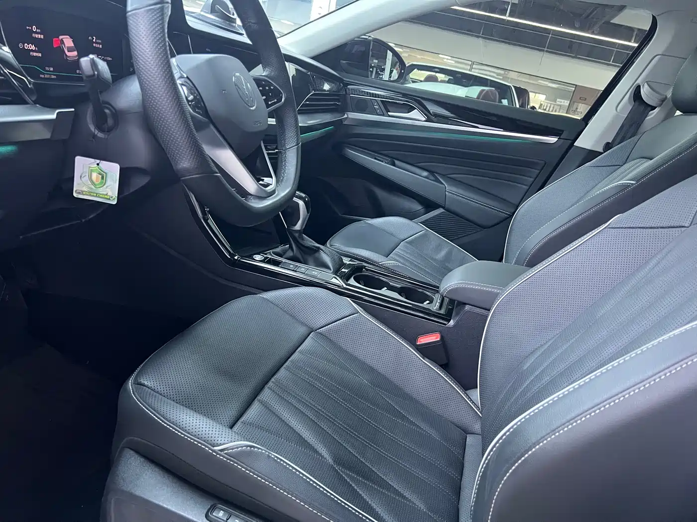Volkswagen Passat 2023 380TSI Luxury Edition фото 6