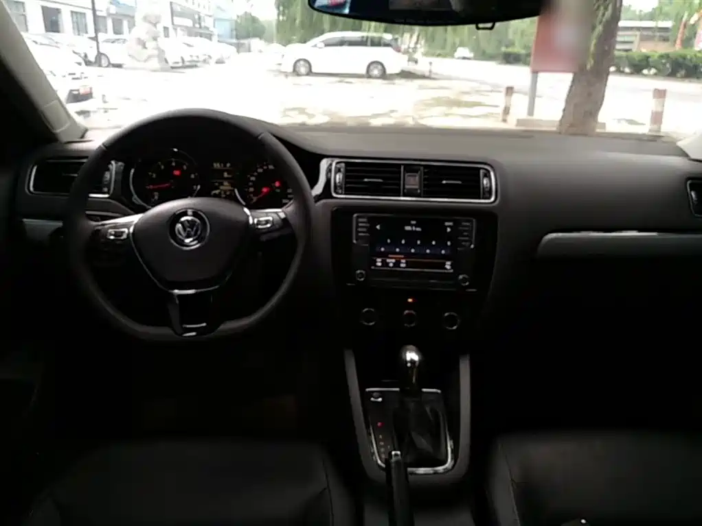Volkswagen Sagitar 2018 1.6L Automatic Comfort фото 10