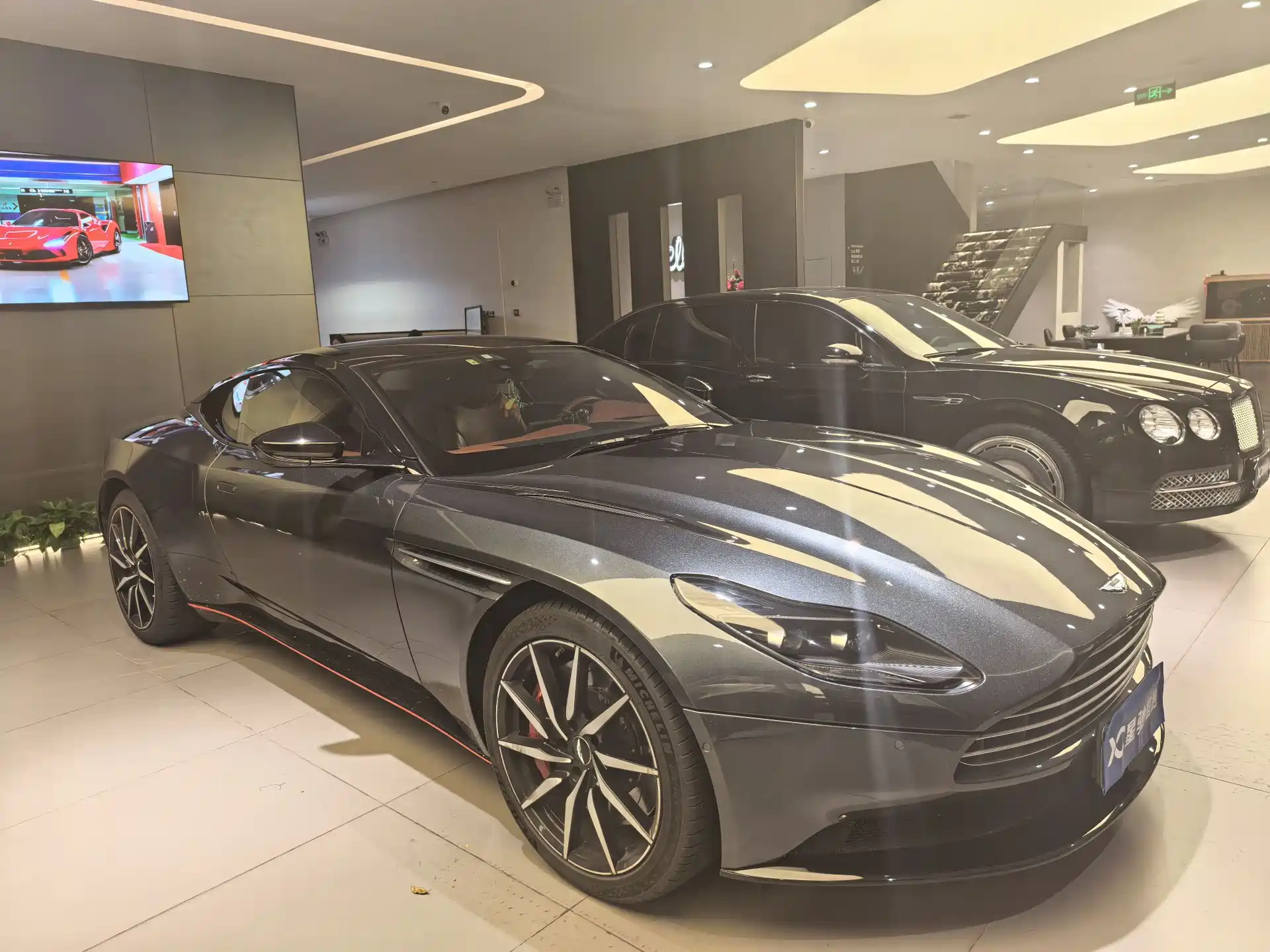 Фото 3 - Aston Martin DB11