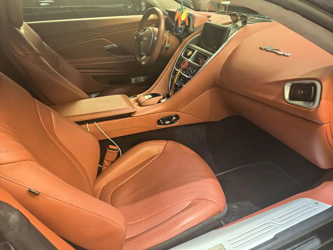 Фото 9 - Aston Martin DB11