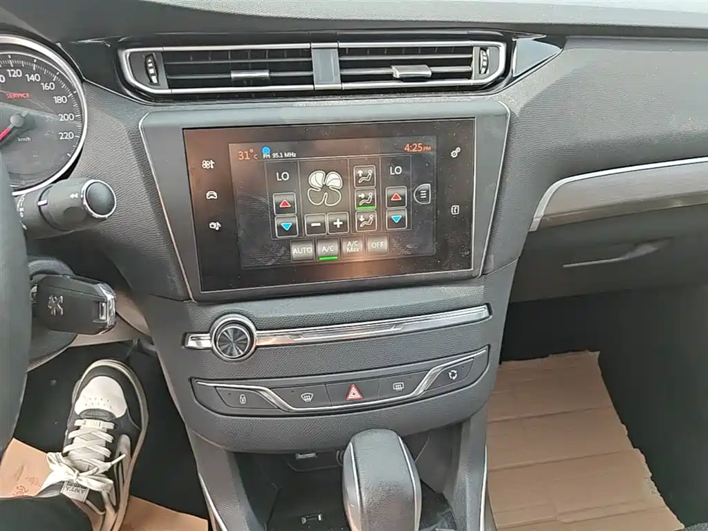 Peugeot 408 2016 1.6T Automatic Luxury Edition фото 13