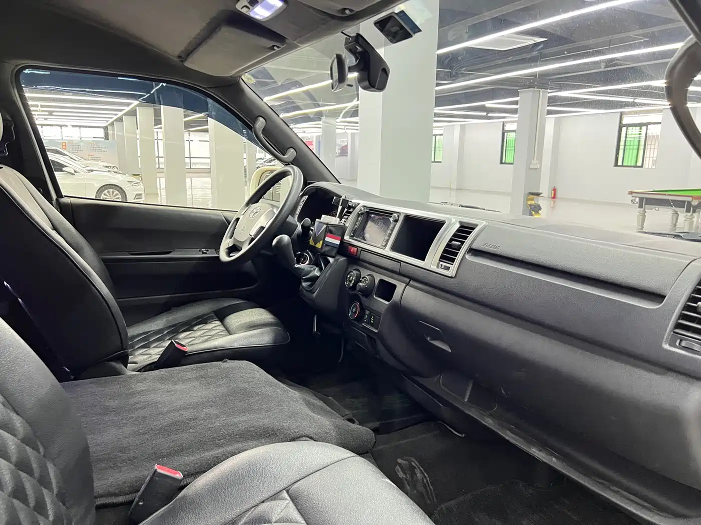 Toyota HIACE 2011 2.7L Manual Standard 10-seater фото 16