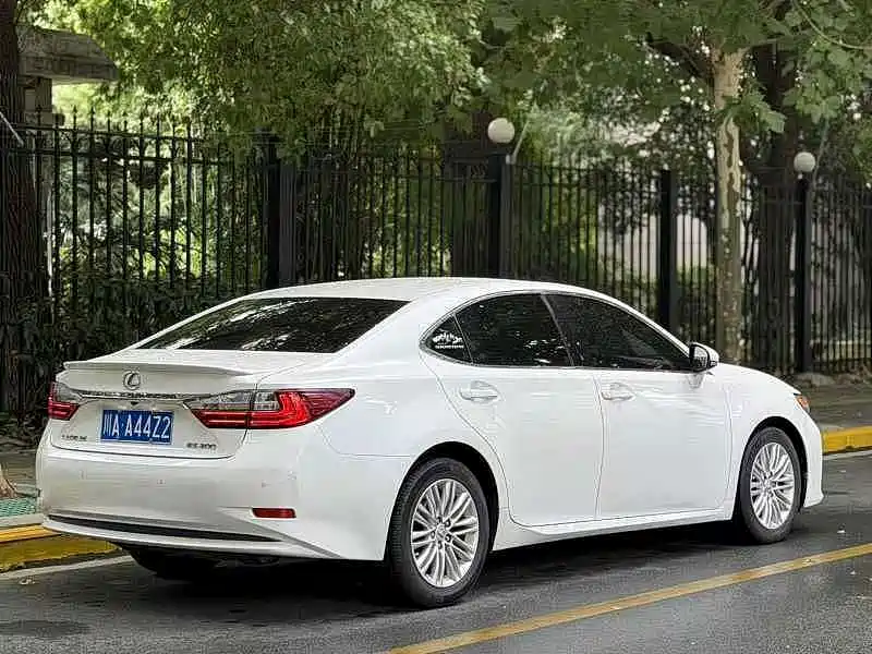 Фото 9 - Lexus ES