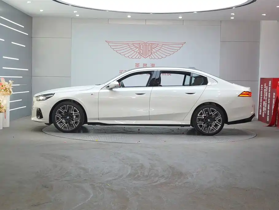 BMW 5 Series 2025 530Li Premium M Sport Package фото 2