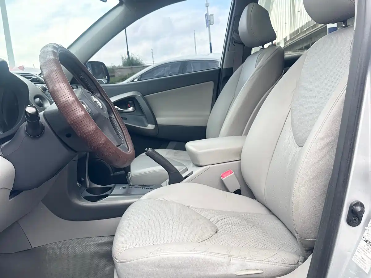 Toyota RAV4 Rongfang 2010 2.4L Automatic Luxury Upgrade Edition фото 4