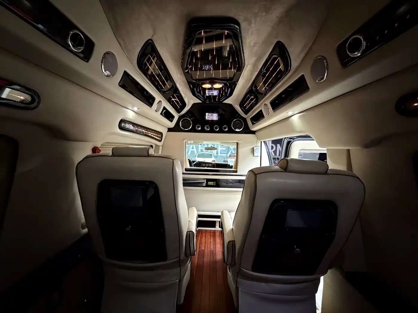 GMC Savana 2013 6.0L Luxury Privacy Screen 7-Seater фото 19