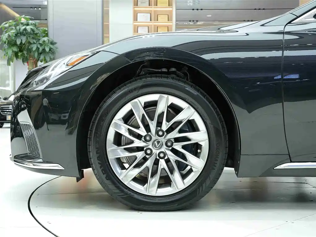 Lexus LS 2021 500h Luxury Edition фото 18