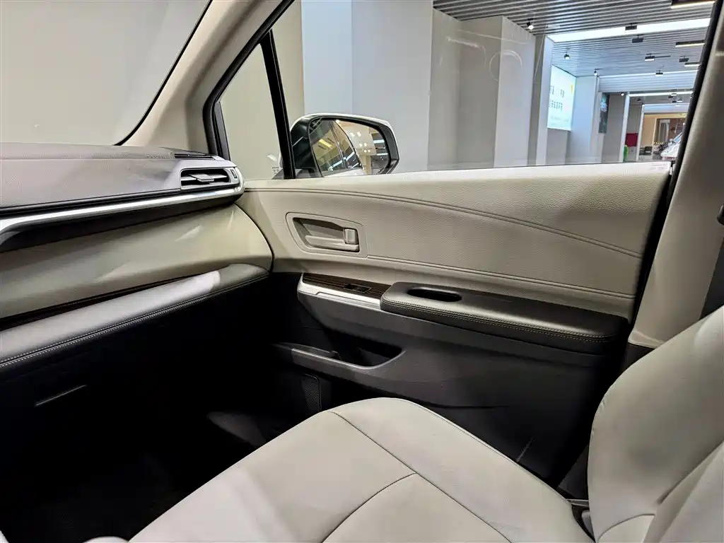 Toyota Granvia 2024 2.5L Hybrid Comfort фото 27