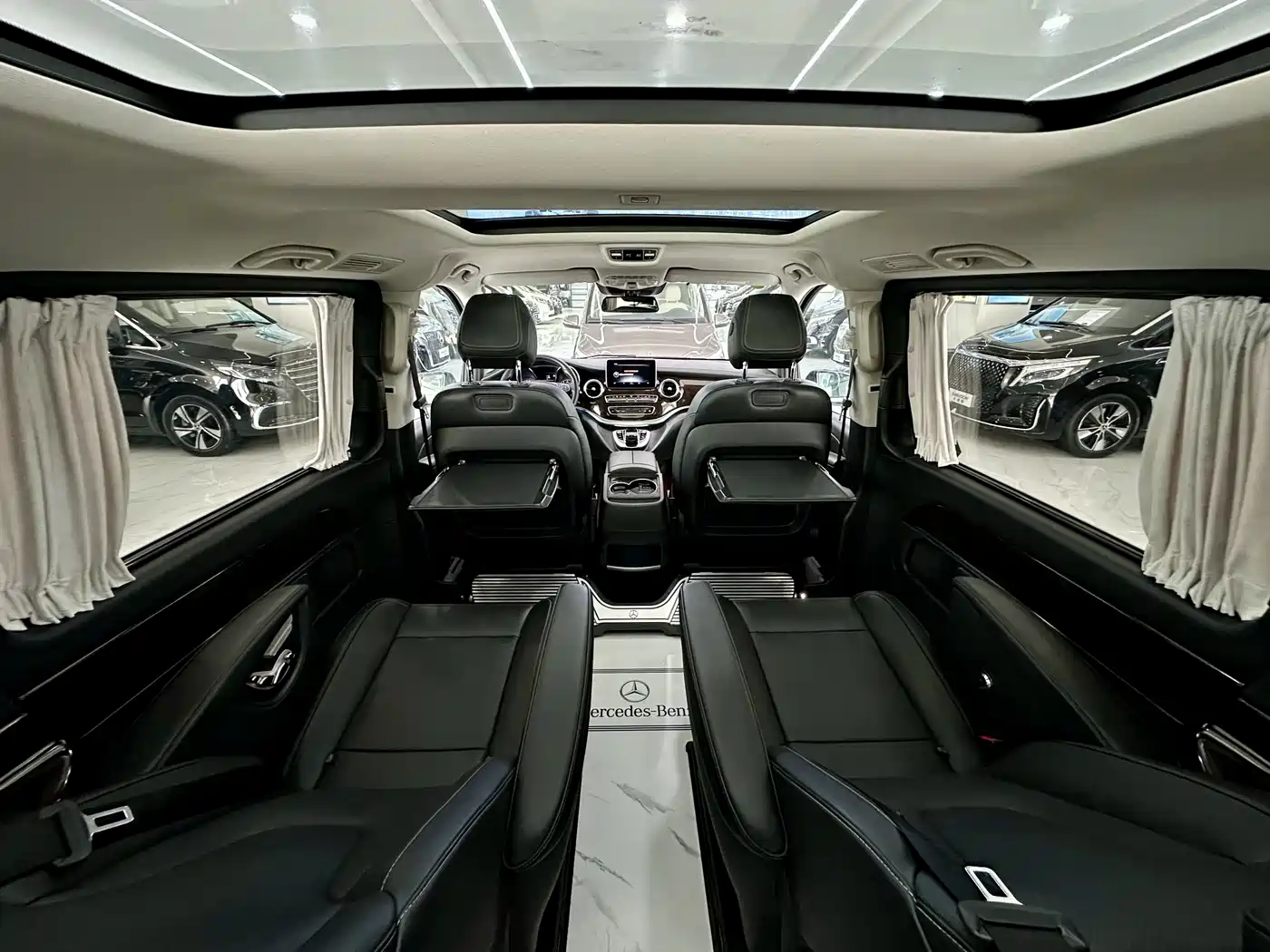 Mercedes-Benz V-Class 2017 Model V 260 L Premium Extended Edition фото 18