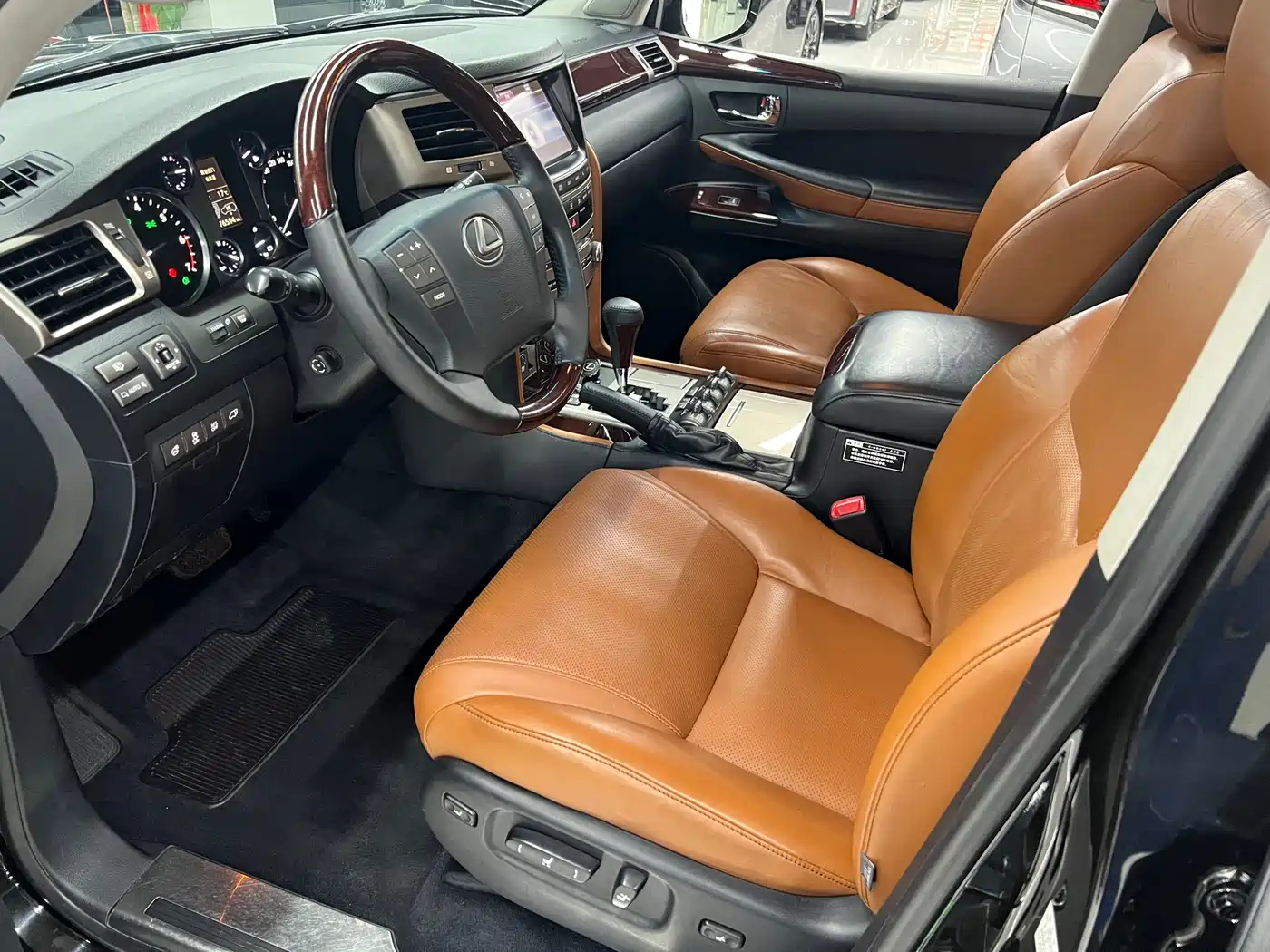 Lexus LX 2013 570 фото 17