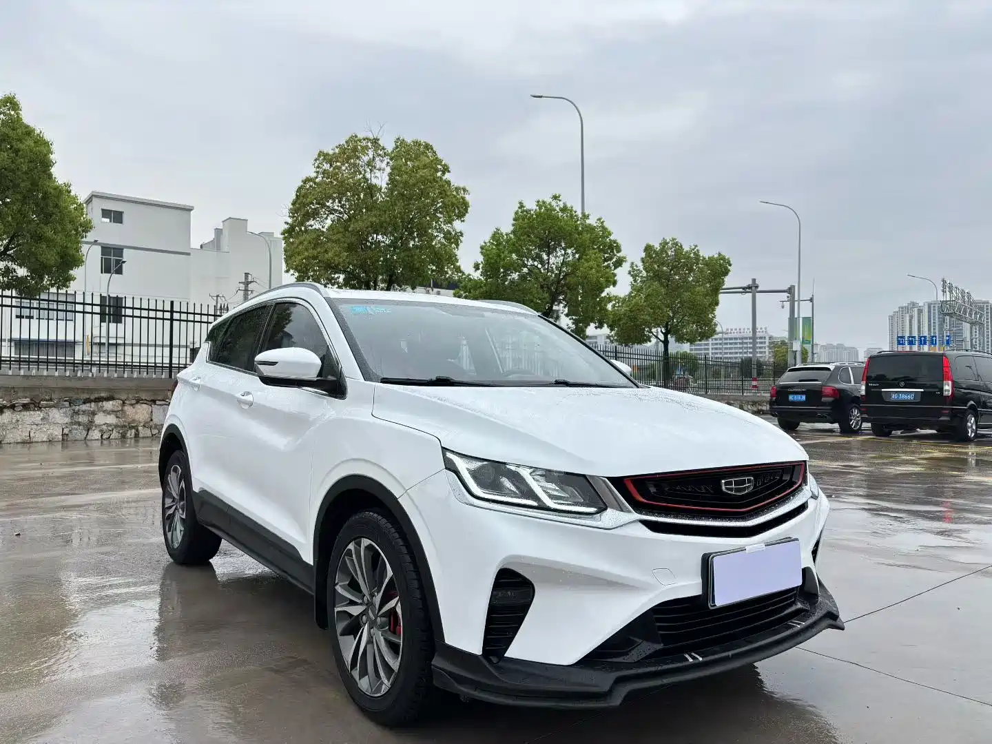 Фото 3 - Geely Coolray