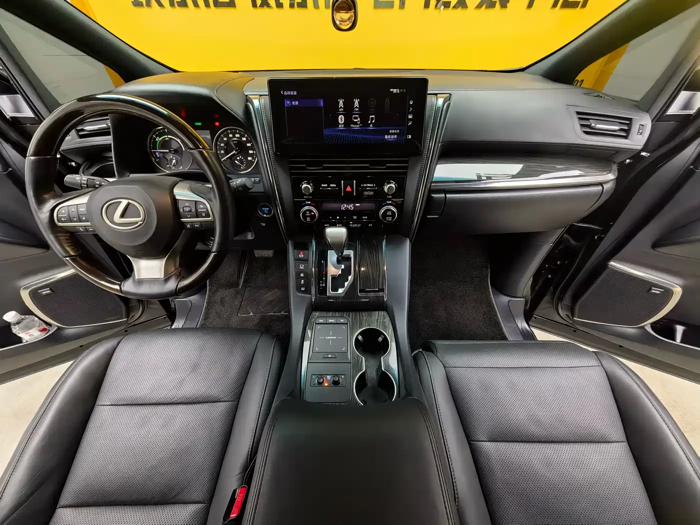 Lexus LM 2020 300h Seven-Seater Elegance Edition фото 12