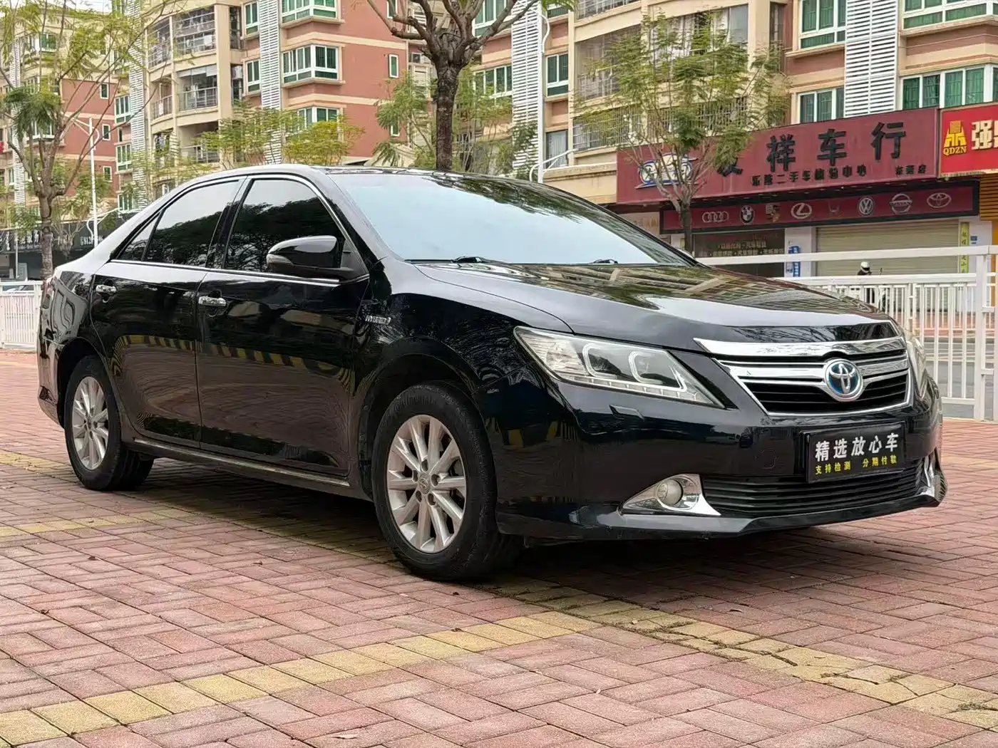 Toyota Camry 2015 Dual Engine 2.5HG Luxury Navigation Edition фото 3