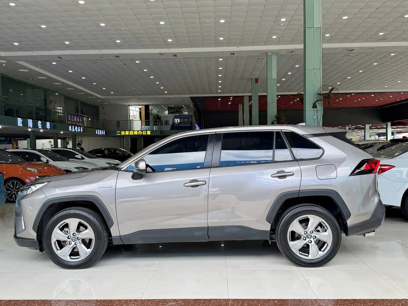 Фото 12 - Toyota RAV4