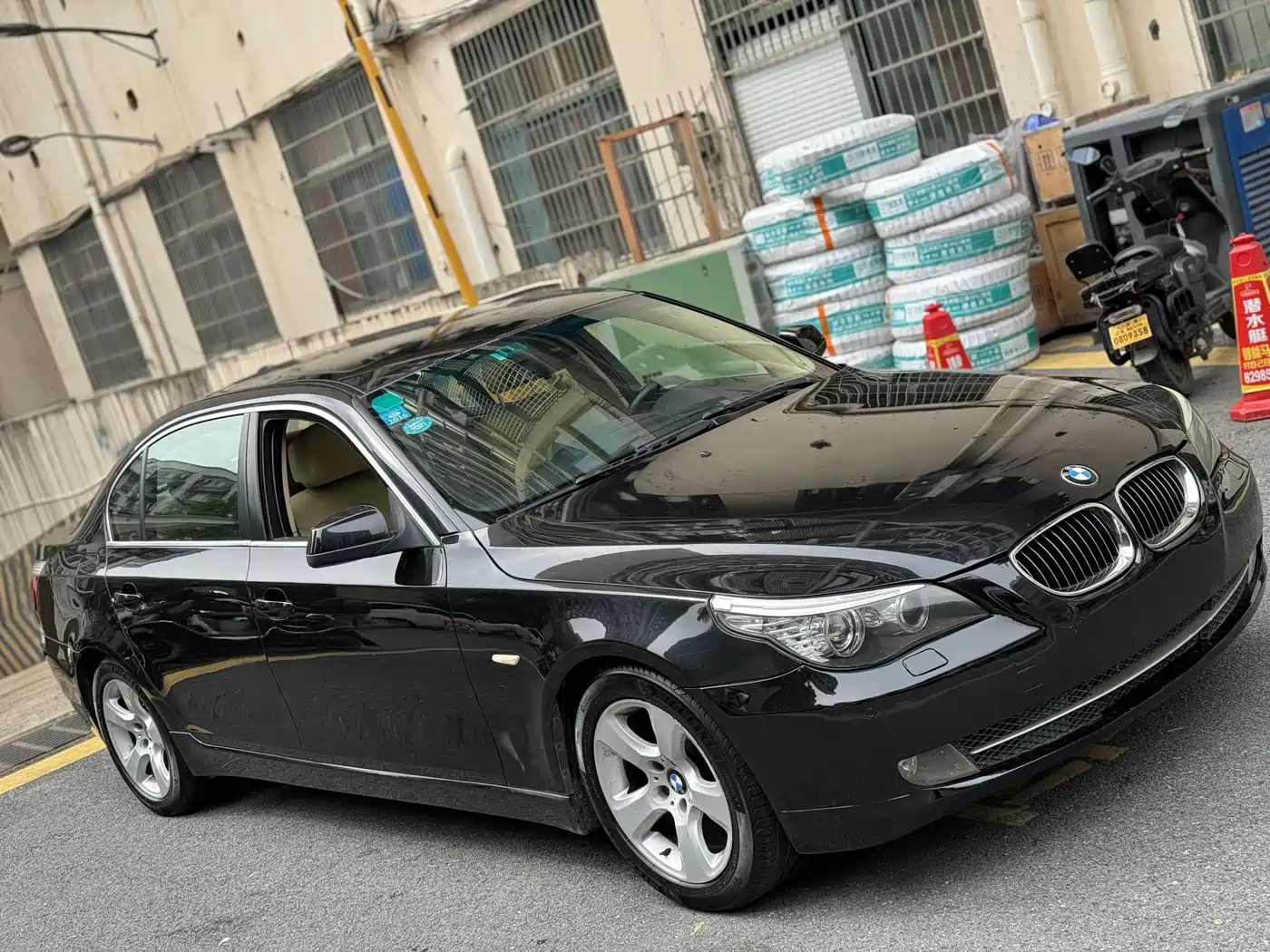 BMW 5 Series 2010 523Li Leading фото 2