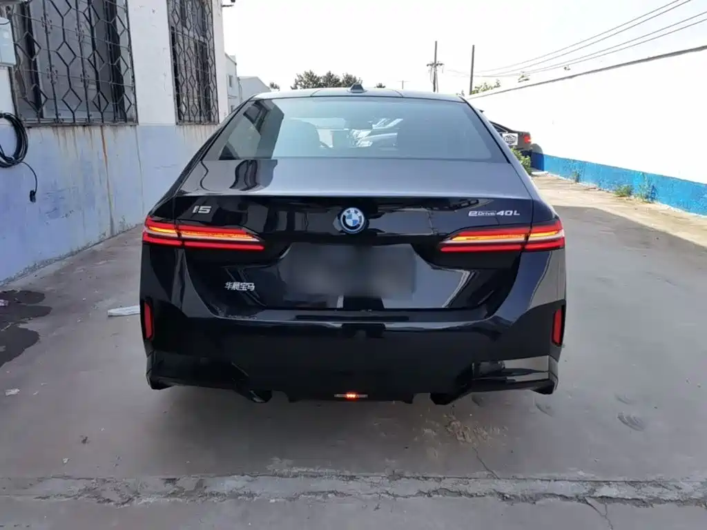 Photo 6 - BMW i5