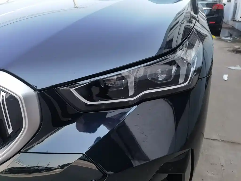 Photo 24 - BMW i5