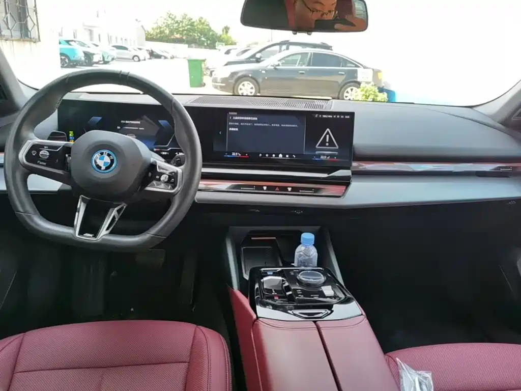 Photo 10 - BMW i5