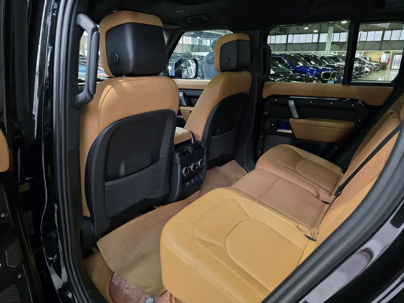 Land Rover Defender 2024 110 5.0T V8 фото 20