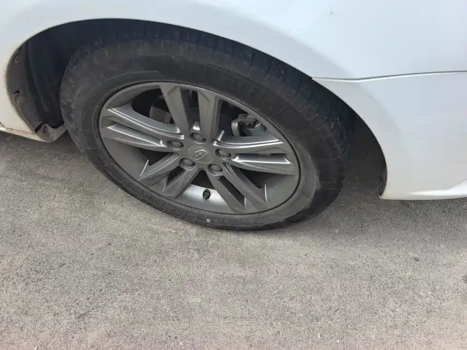 Фото 6 - Geely Emgrand