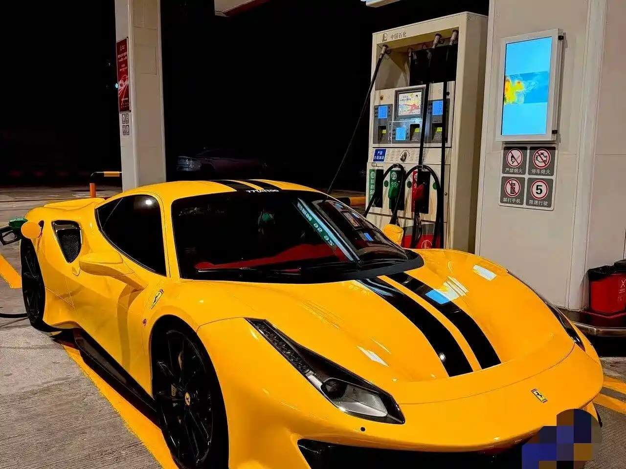 FERRARI 488