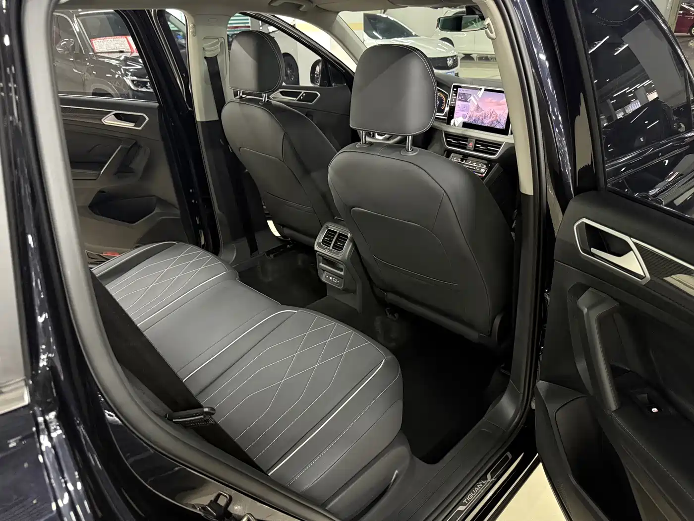 Volkswagen Tiguan L 2026 2025 330TSI Automatic 2WD R-Line Dragon Glory Edition