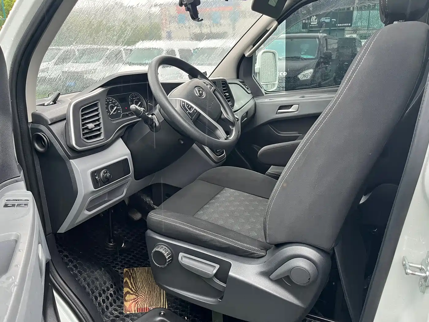 SAIC Maxus Xintu V80 2021 2.0T PLUS AMT Urban Edition Short Wheelbase Ultra-Low Roof 5/6 Seats фото 5