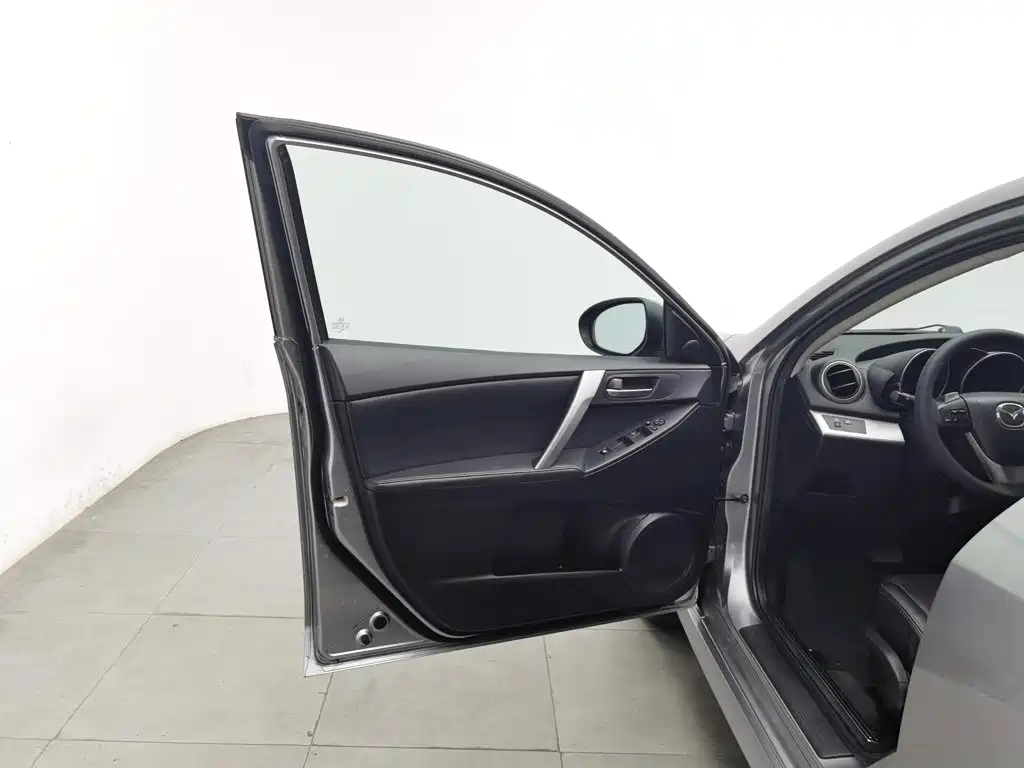 Mazda Mazda3 Axela 2013 2012 Hatchback 2.0L Automatic Luxury