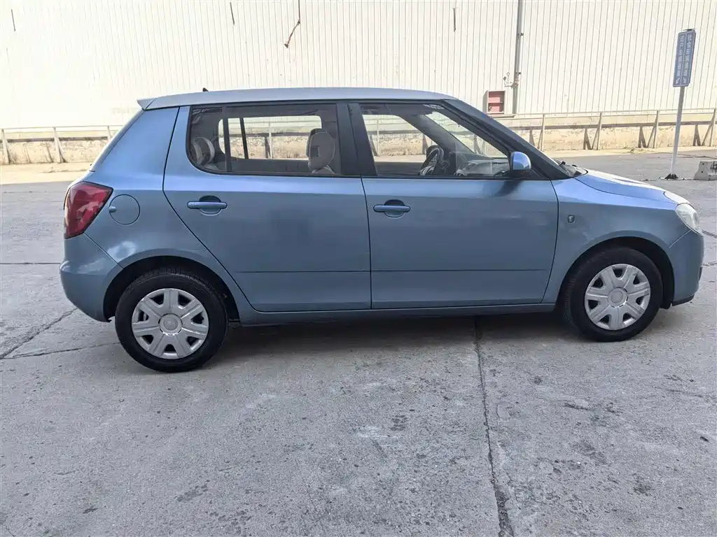 Škoda Fabia 2011 1.4L Automatic Crystal Elegance Edition фото 10