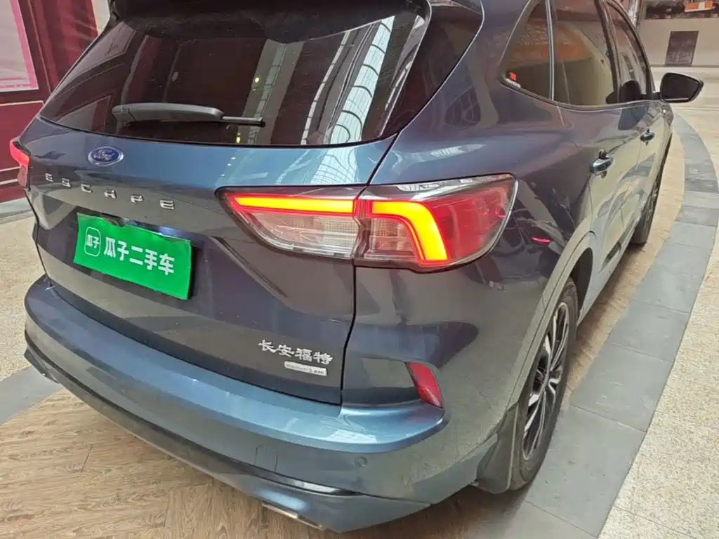 Photo 8 - Ford Escape