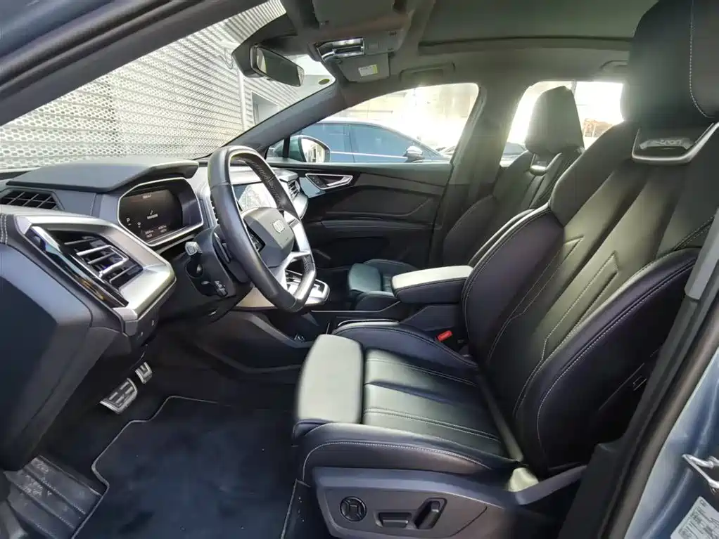 AUDI Q4 E TRON