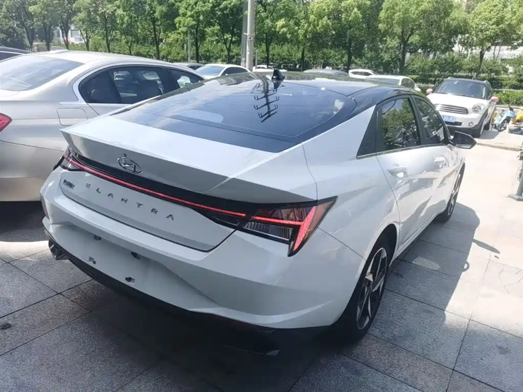 Hyundai Elantra 2022 1.5L CVT LUX Premium Edition фото 7