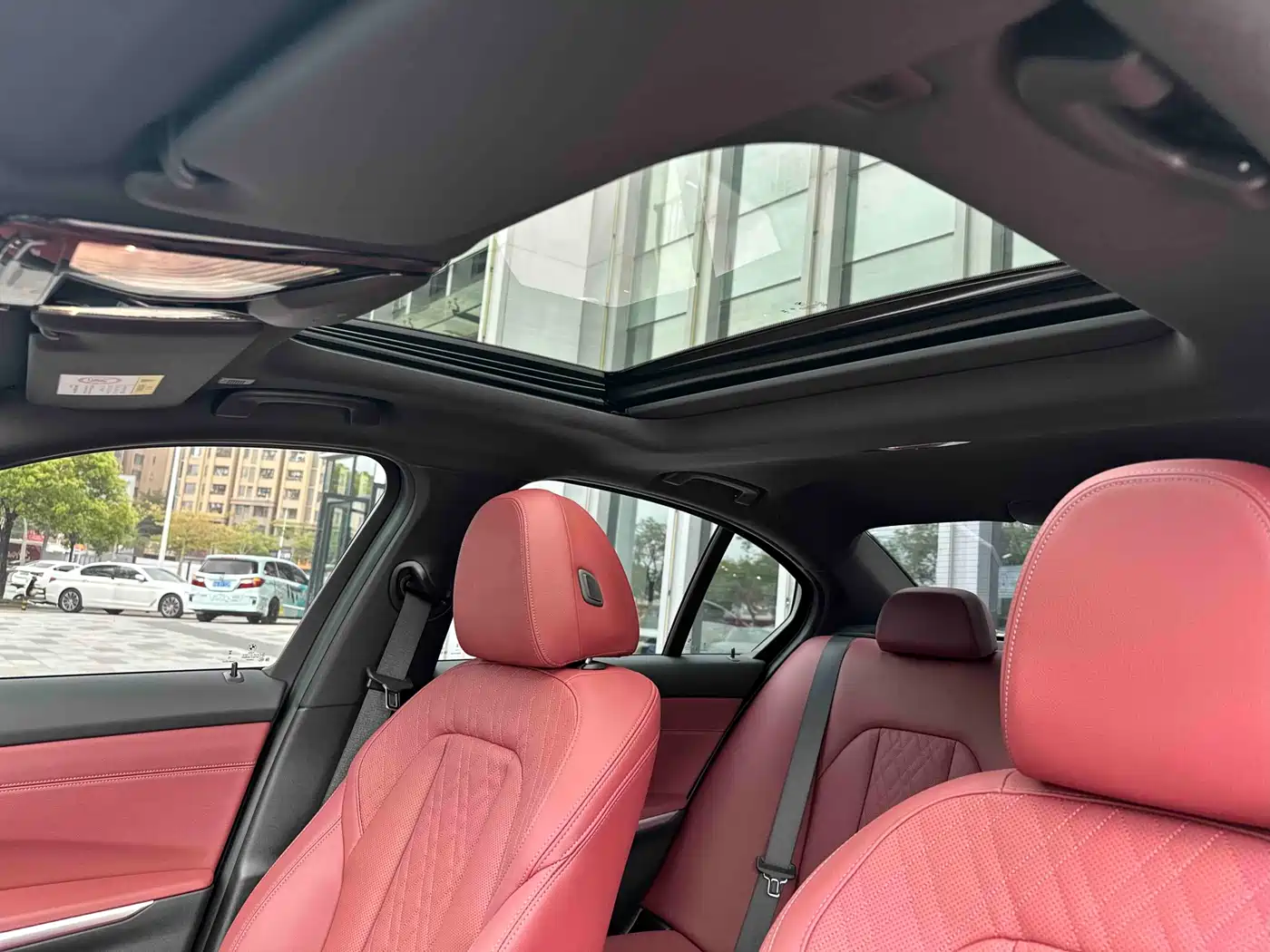 BMW 3 Series 2025 330i M Sport Night Edition фото 24