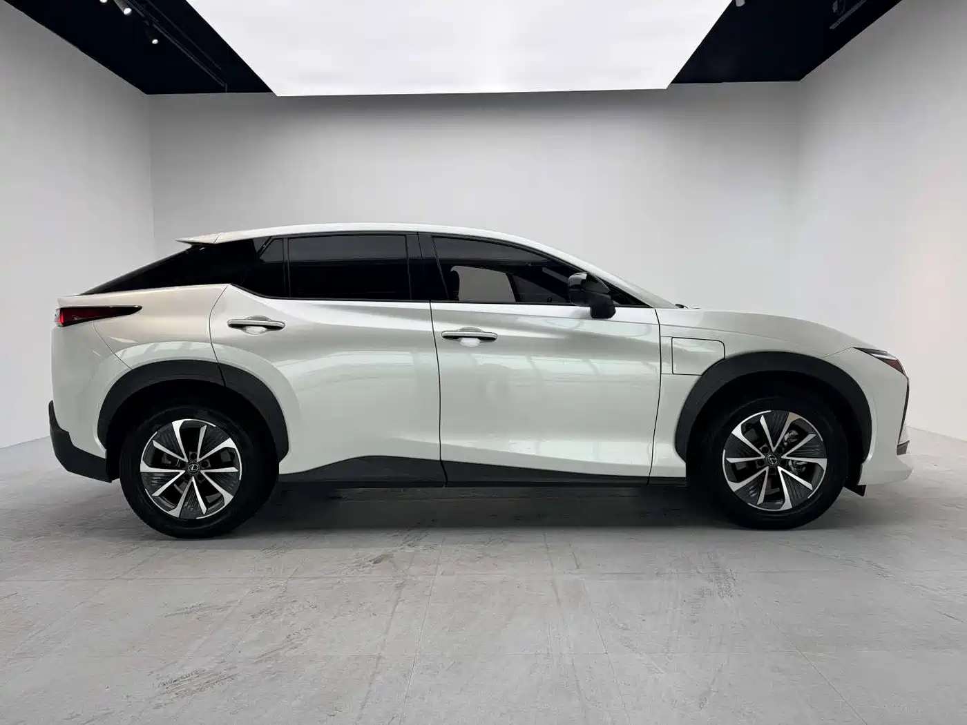 Lexus RZ 2023 450e 4WD Deluxe фото 8