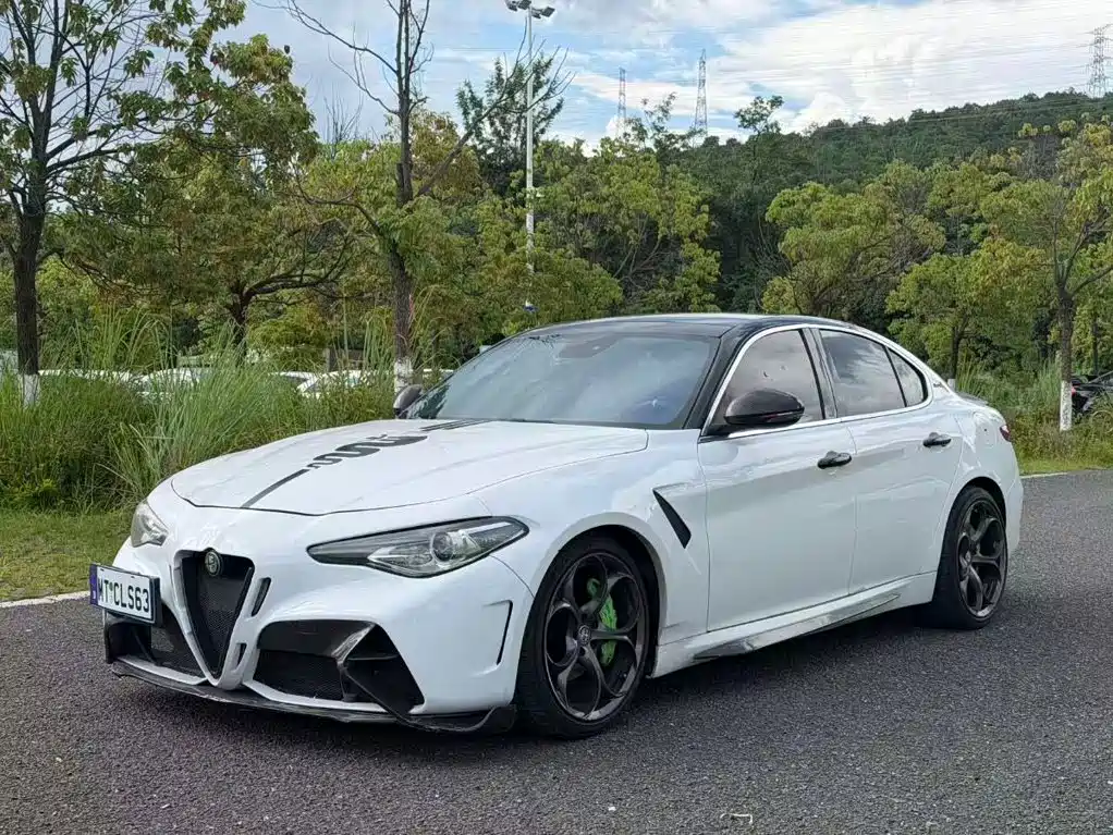 Alfa Romeo Giulia 2017 2017 2.0T 200HP Luxury Edition