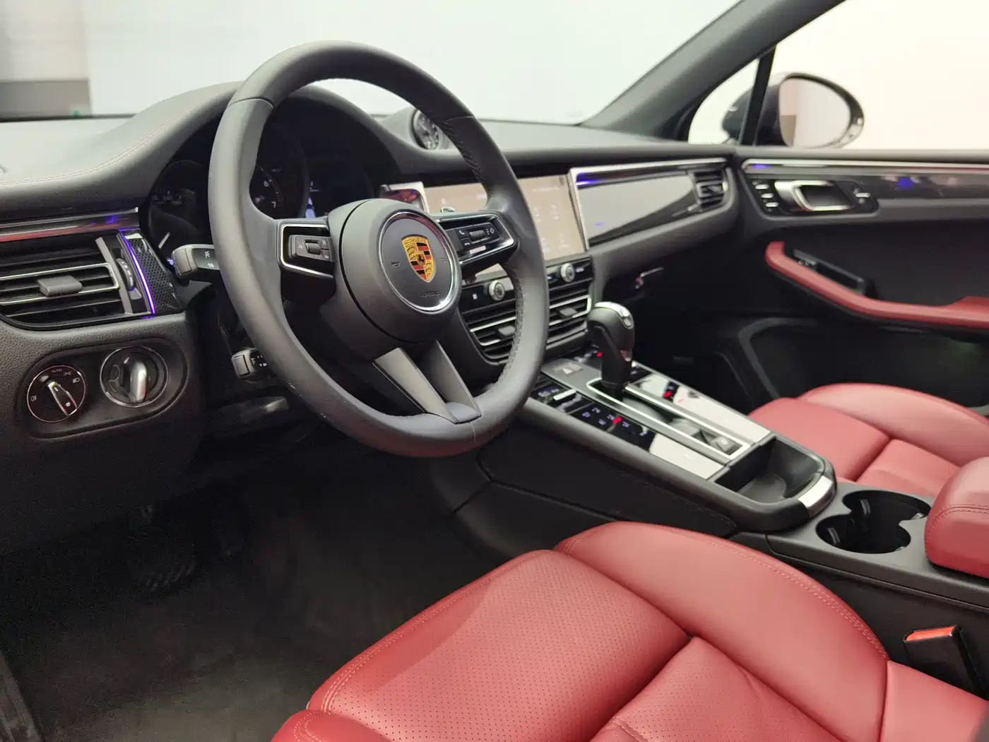 PORSCHE MACAN