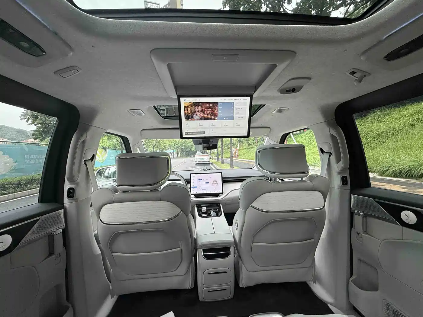 Volvo EM90 2024 2025 Ultra Six-Seater