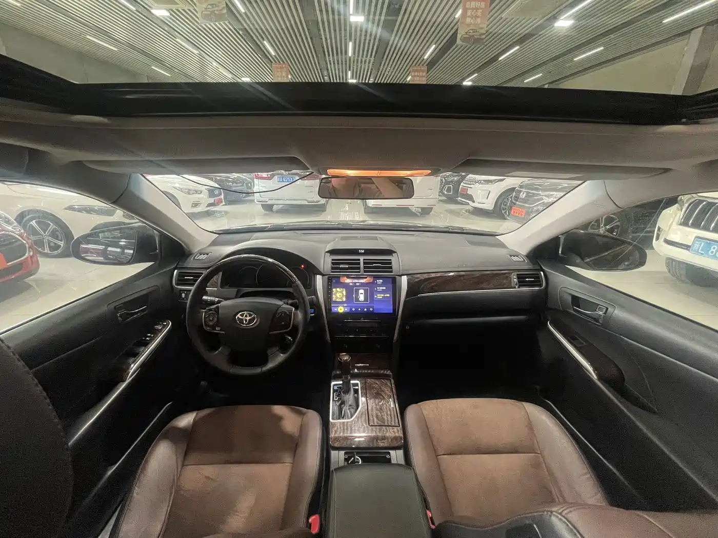 Toyota Camry 2016 2.5G 10th Anniversary Luxury Navigation Edition фото 9