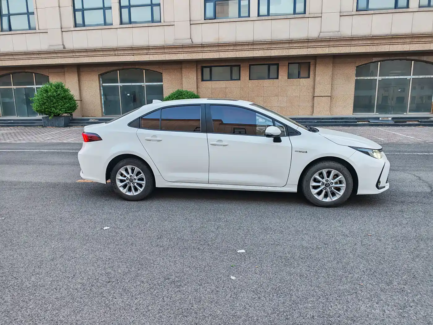 Toyota Corolla 2021 Hybrid 1.8L E-CVT Pioneer Edition фото 4