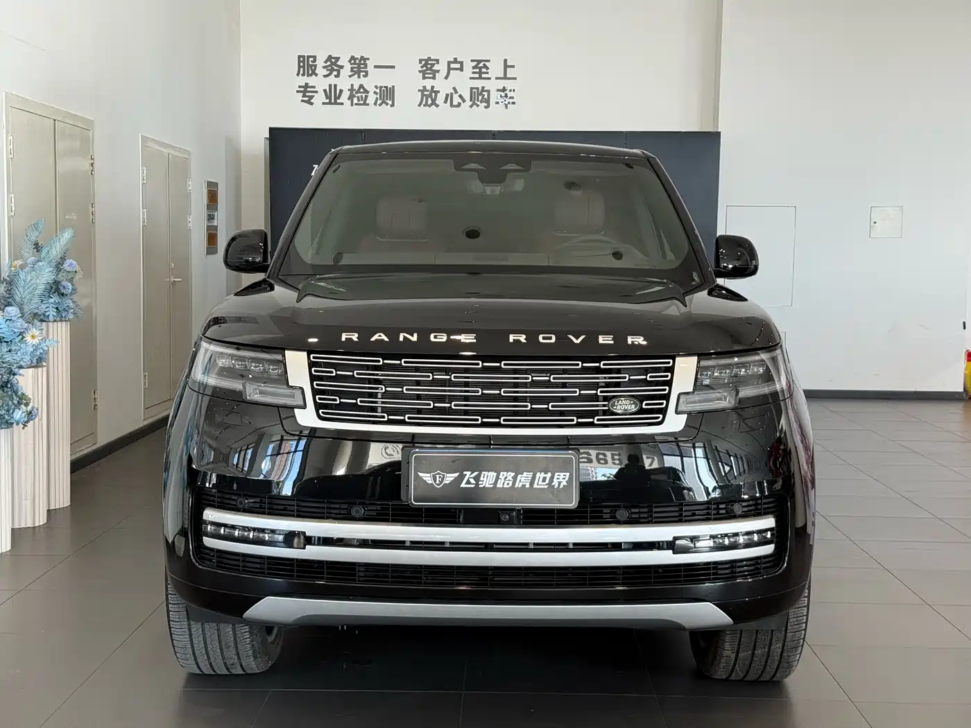 Land Rover Range Rover 2025 3.0 L6 400PS Genesis Extended Wheelbase фото 2