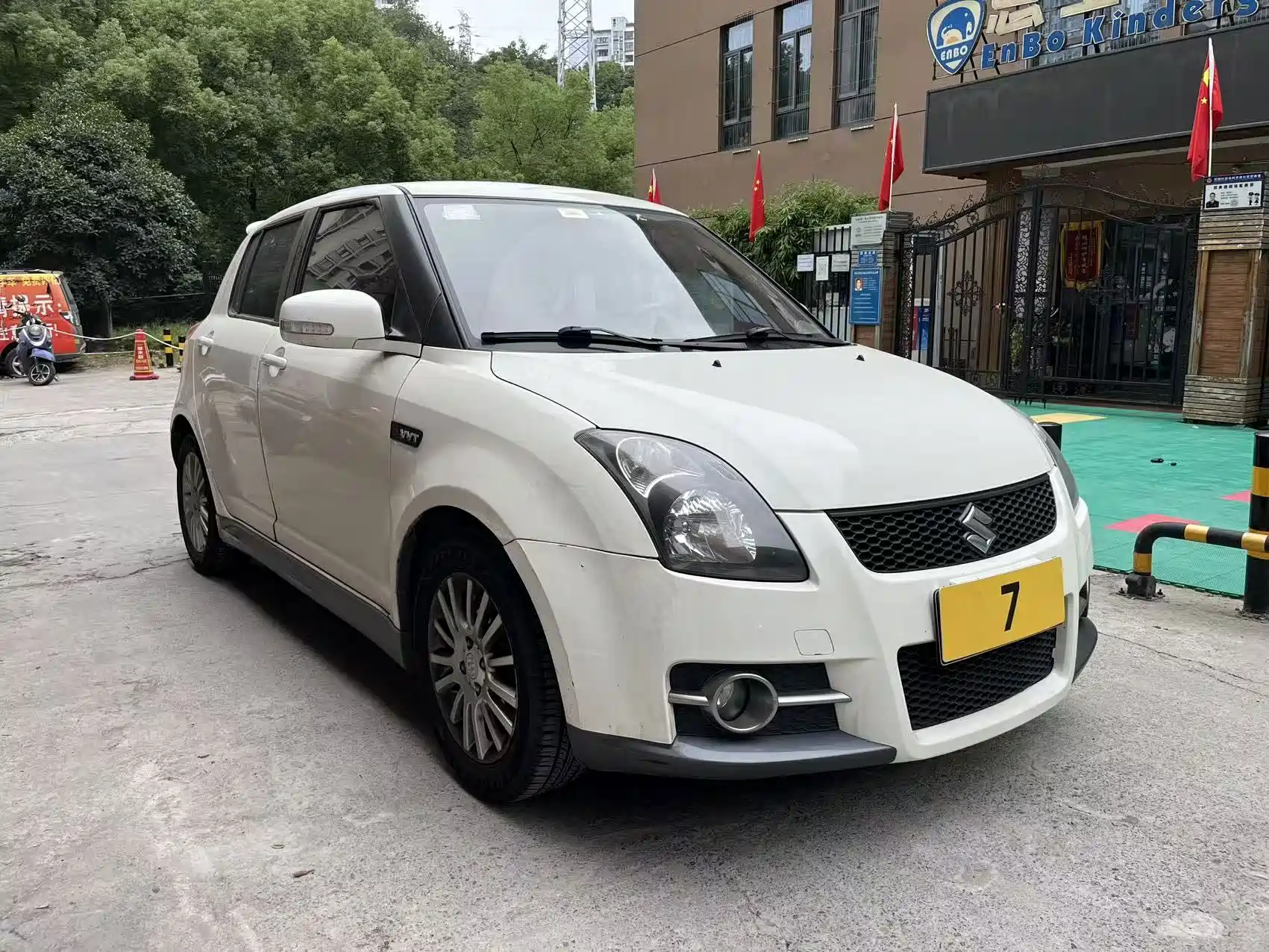 Фото 3 - Suzuki Swift