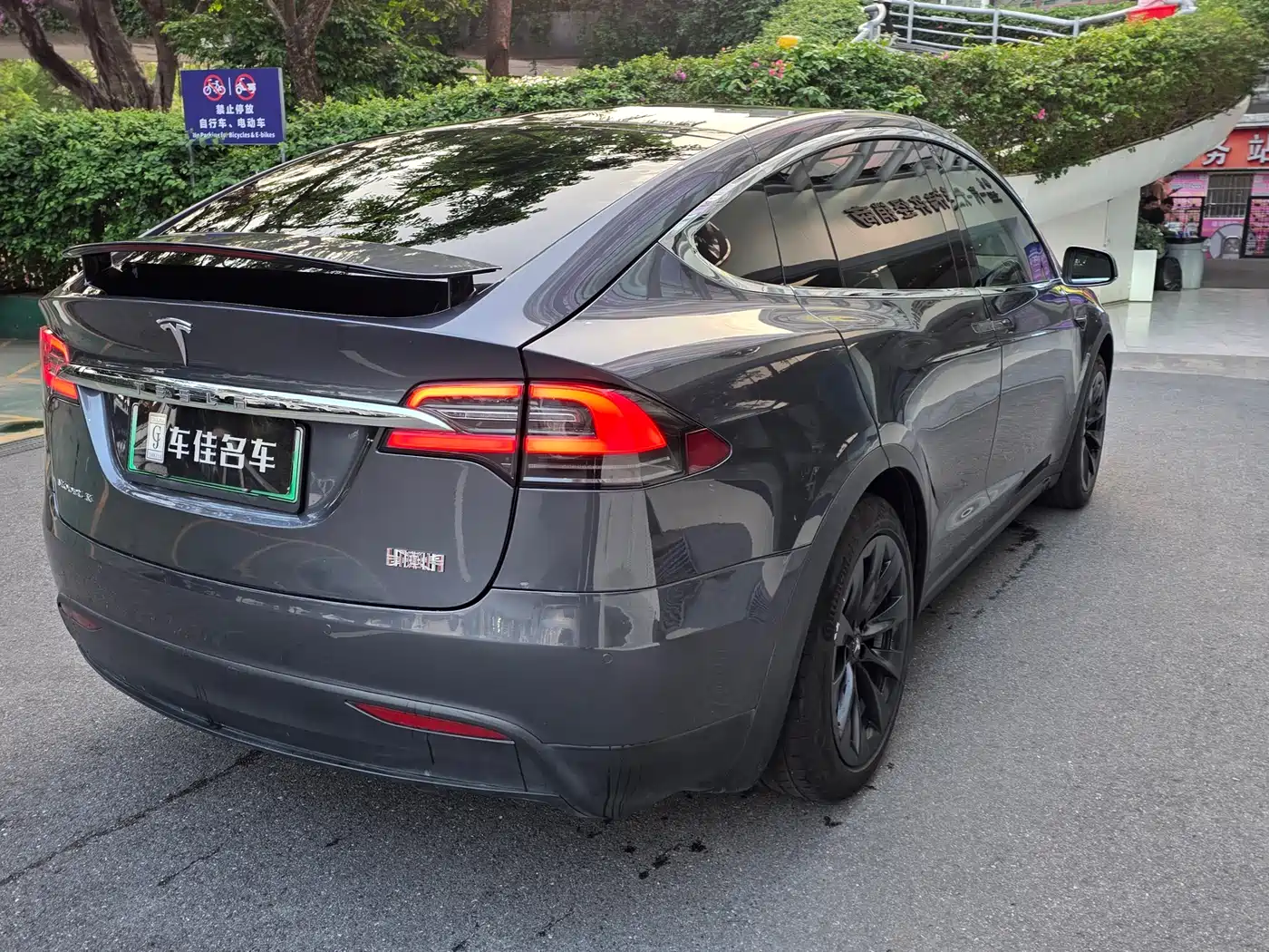 TESLA MODEL X