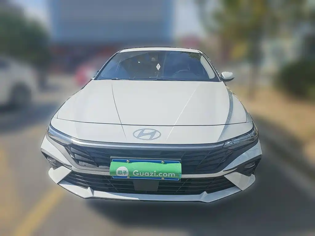 Photo 2 - Hyundai Elantra