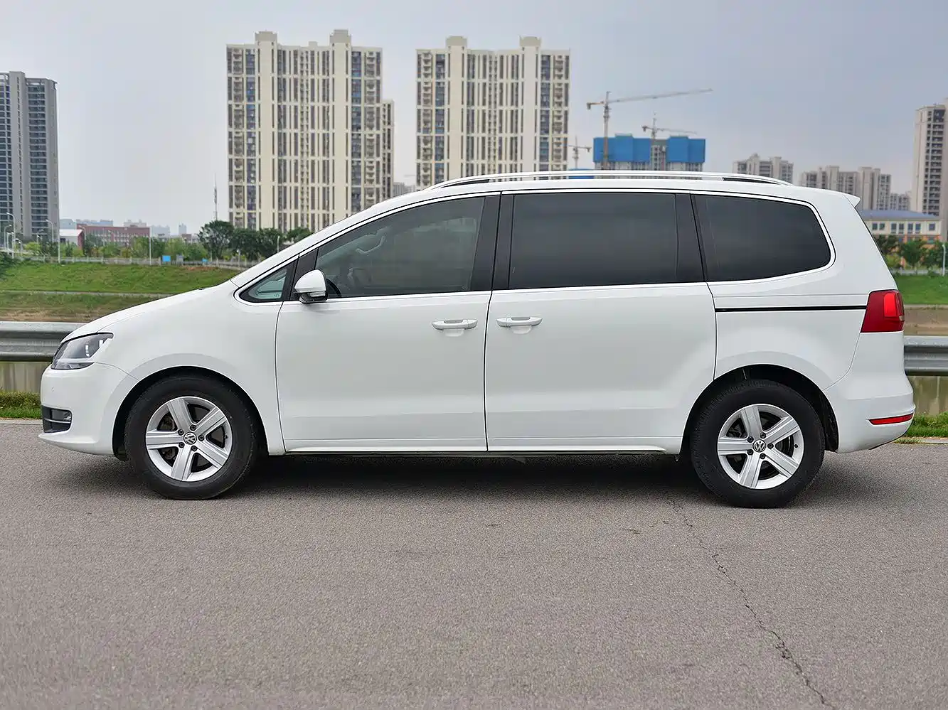 Volkswagen Sharan 2013 1.8TSI Comfort фото 2