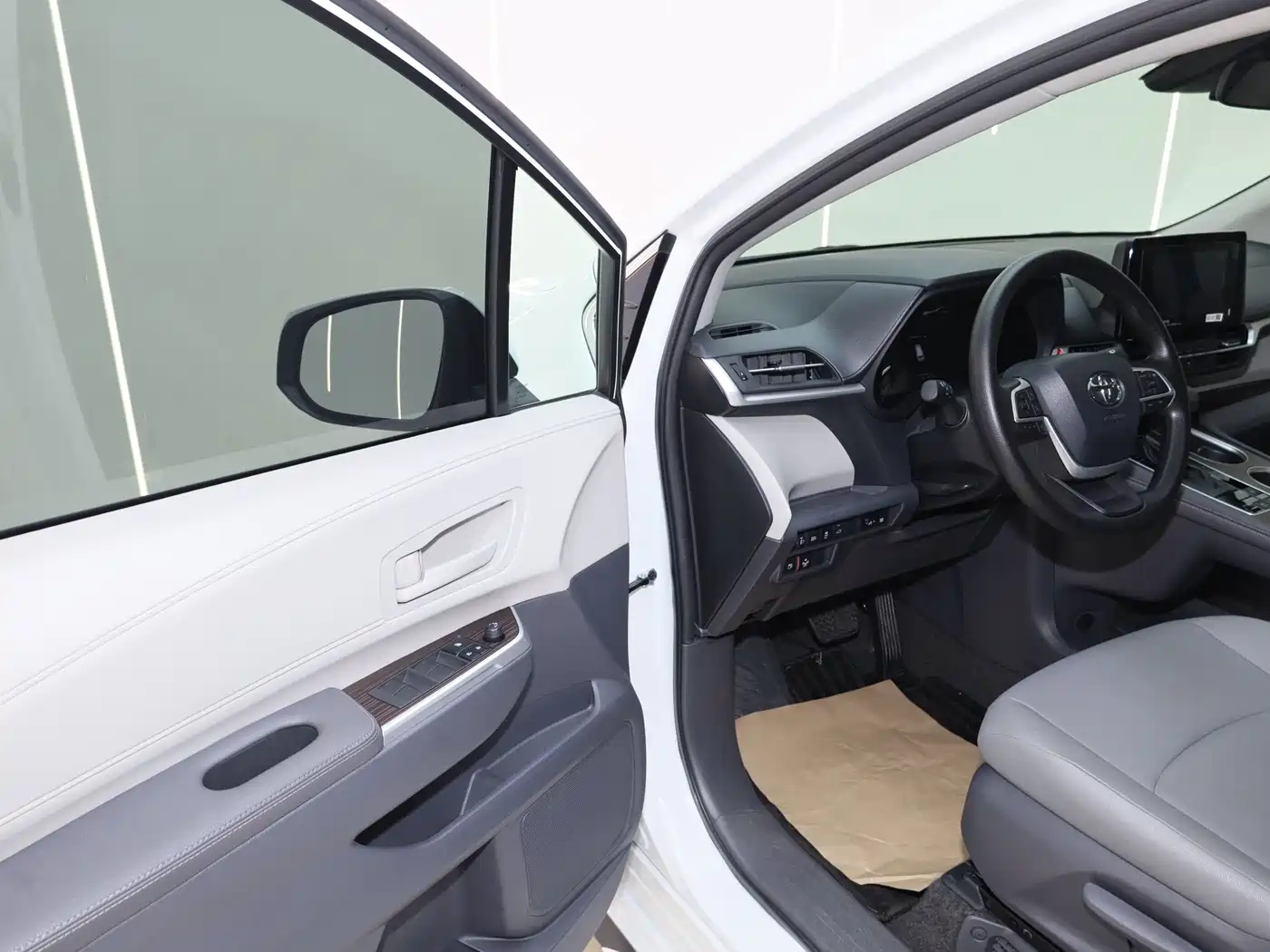 Toyota Granvia 2023 2.5L Hybrid Luxury Edition фото 20