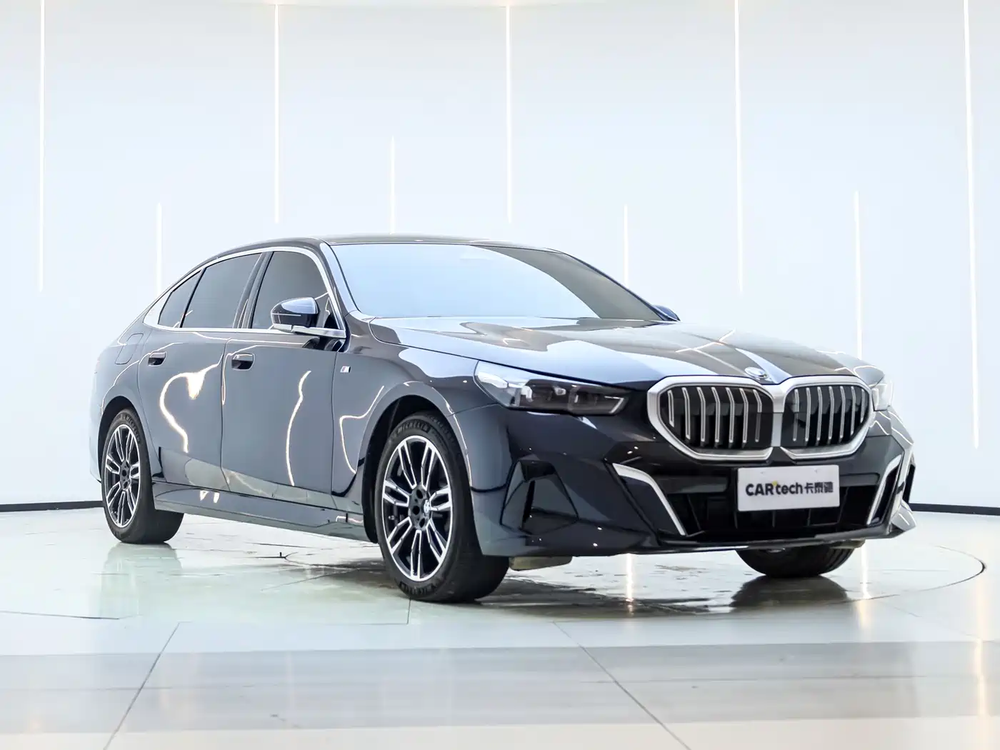 BMW 5 Series 2025 530Li Leading M Sport Package фото 2