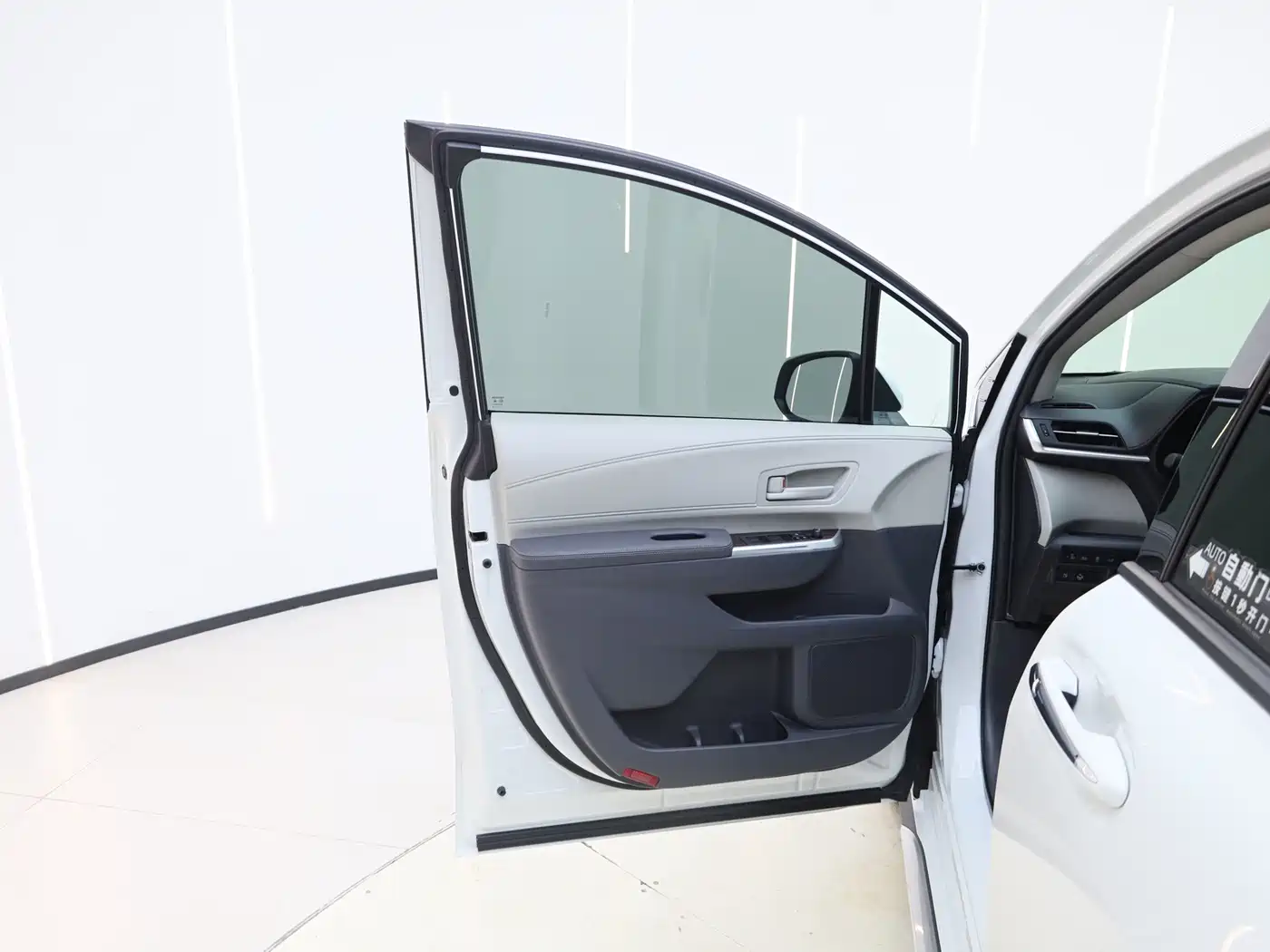 Toyota Granvia 2023 2.5L Hybrid Luxury Edition фото 10