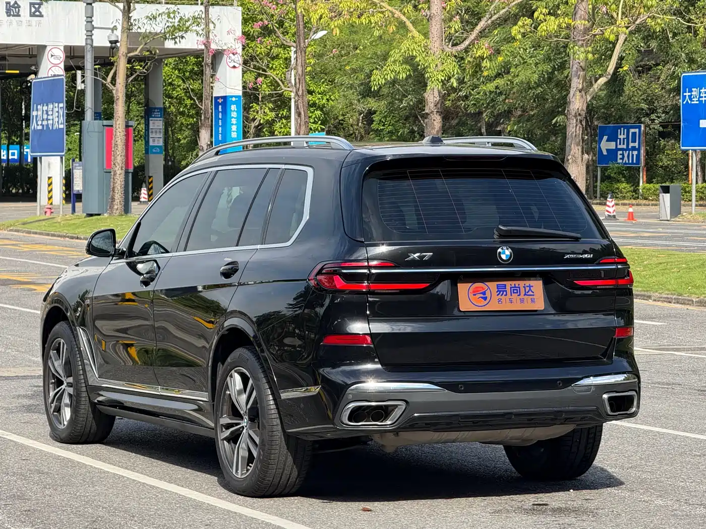 BMW X7 2023 xDrive40i Exclusive M Sport Package фото 17