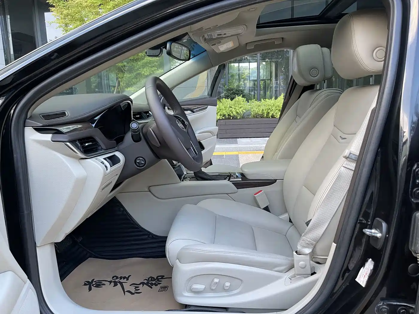 Photo 10 - Cadillac XTS