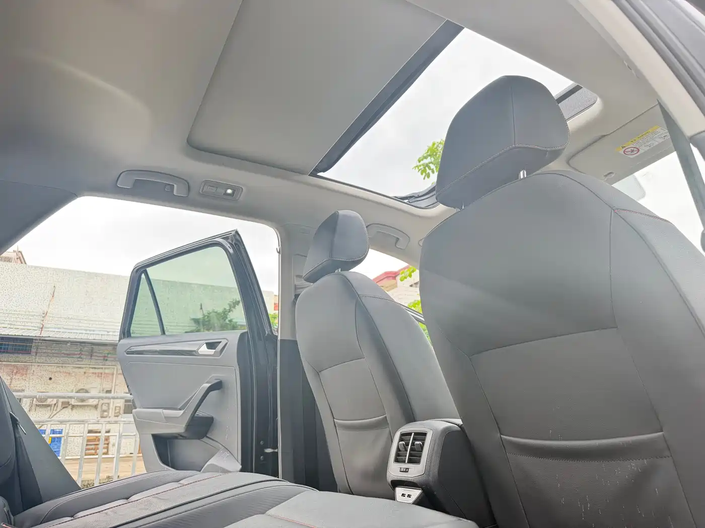 VOLKSWAGEN T-ROC EXPLORING SONGS